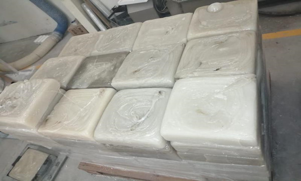 eps泡沫热熔机可将其体积减少多达90%,从而形成致密的材料块.